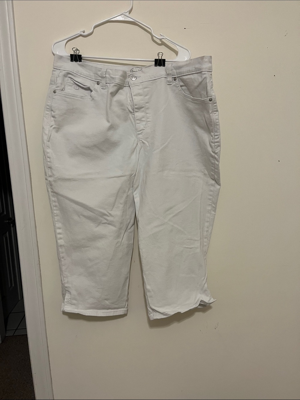 Gloria Vanderbilt White Capris